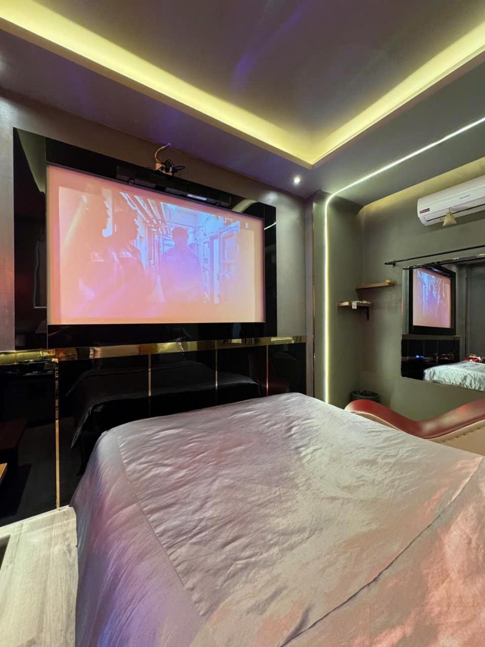 Hotel M&h Cinema