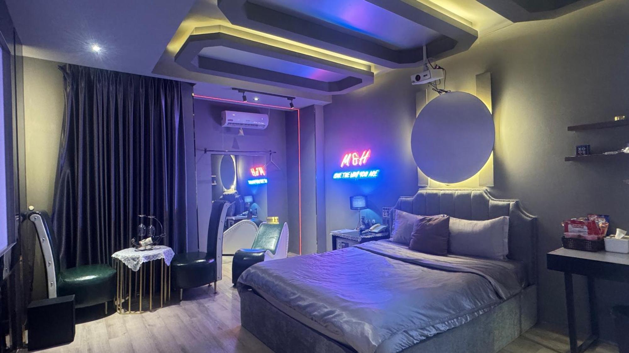 M&h Cinema Hotel *