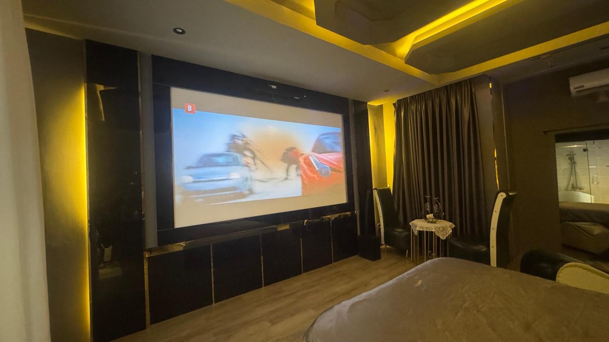 Hotel M&h Cinema
